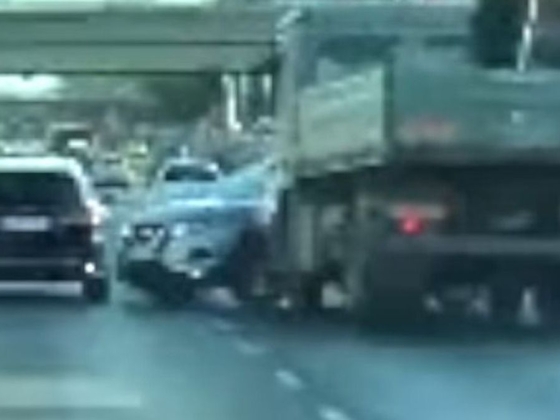 Teherautó forgatta meg a Nissant az M3-as kivezető szakaszán + videó