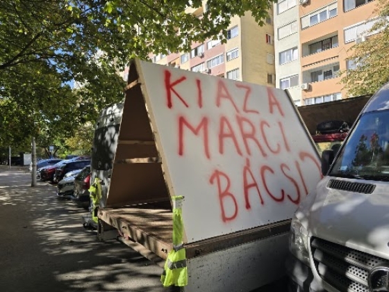 Rejtélyes politikai üzenet jelent meg Magyar Péter sajtótájékoztatójának helyszínén