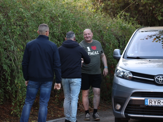Elindult a kötcsei piknik, így érkeztek a vendégek - Orbán Viktort egy órára várják