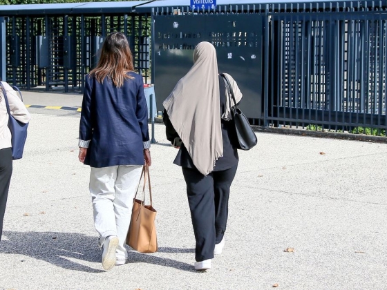 „A gyerekek nem politikai sakkfigurák” – török szervezet figyelmezteti a fejkendőtilalommal szembeszegülő baloldali csoportokat