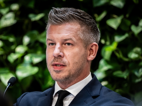 Magyar Péter közzétette az Orbán Viktor által aláírt dokumentumot Vásárhelyi János kitüntetéséről
