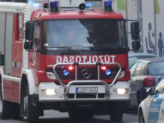 Többször megpördült és tíz métert repült egy autó – Egy kislányt is kimentettek belőle