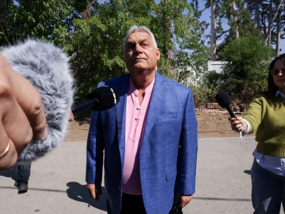 Orbán megállt az újságíróknak, megérkeztek a szokásos vendégek Kötcsére