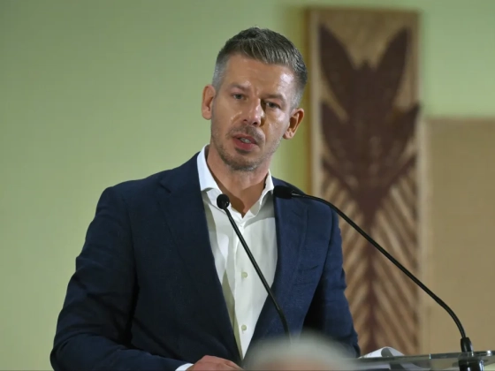 Magyar Péter bejelentette, hogy meg fogják változtatni az azonos nemű párok örökbefogadásáról szóló jogszabályt