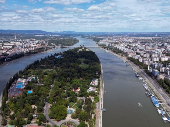 Kiürítették és lezárták a Margit-sziget egy részét, robbanótestet találtak a tűzszerészek