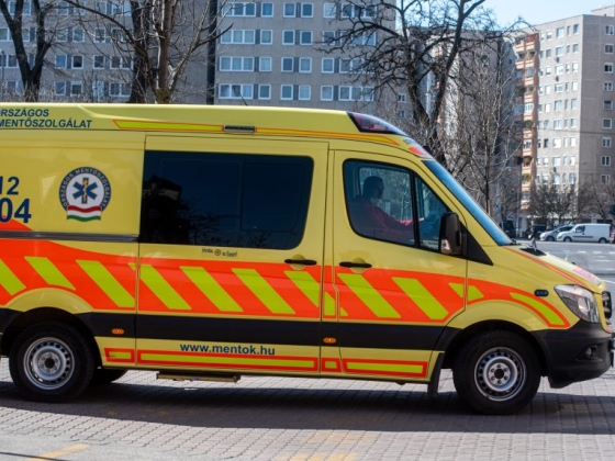 Betegellátás közben törtek fel egy mentőautót