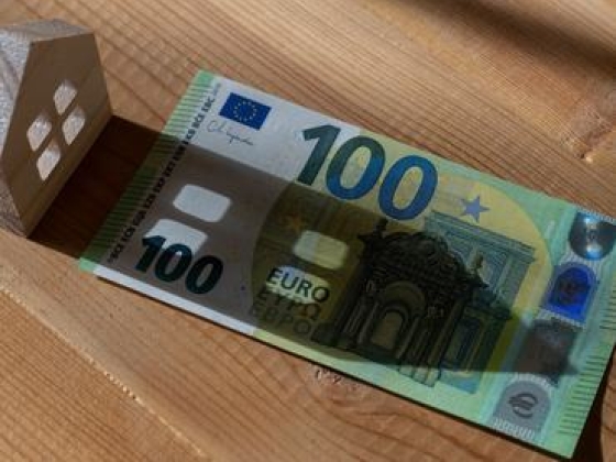 Fidesz: a kormány eddig közel háromszázezer forinttal terhelte tovább a zsebünket