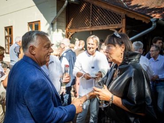 Orbán Viktor a célállomáshoz érkezett, kivont karddal rúgja rá az ajtót az őszi szezonra