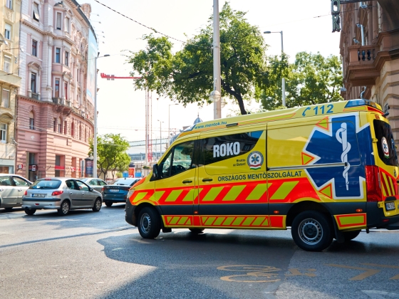 Betegellátás közben törtek fel egy mentőautót Magyarországon