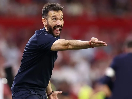 Edzőjét és vezérigazgatóját is kirúgta a Valencia