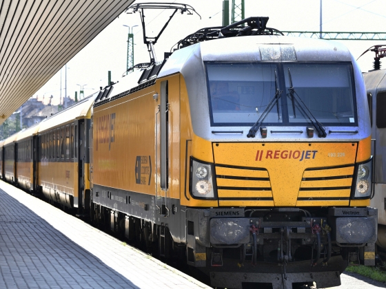 Az egyik vágányon meghibásodott, a másikon autóval ütközött a vonat, Ausztria felé nehéz most eljutni vasúttal