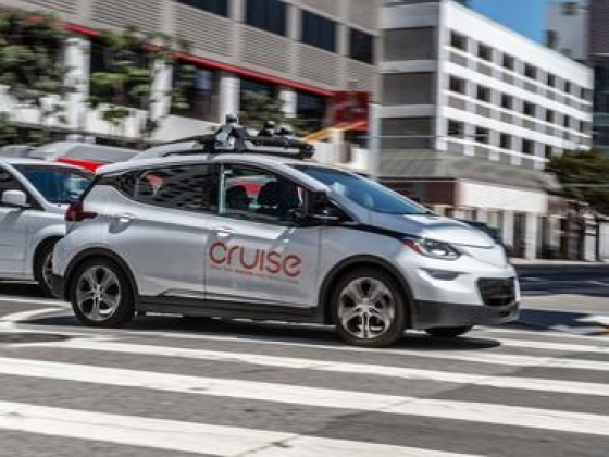 Elsőként az EU-ban: felbukkannak az amerikai robotaxik a magyarok egyik kedvenc városában