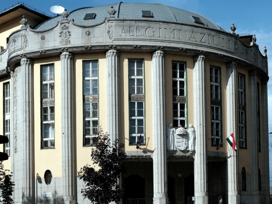 Kőbányai gimnázium homlokzatáról lehulló betondarab zuhant egy nőre, nyomoz a rendőrség