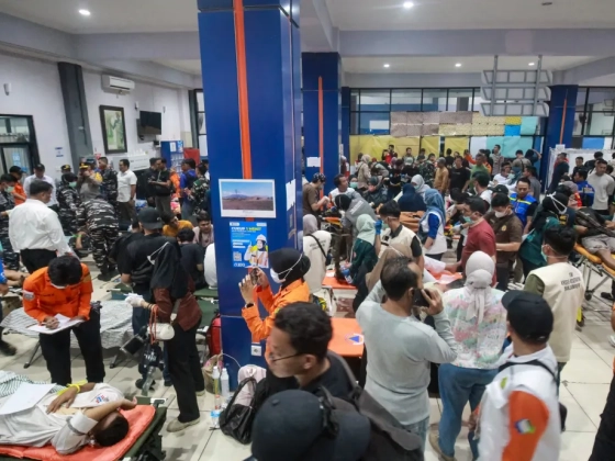 Hat ember meghalt és több mint százat még mindig keresnek, miután felborult egy komp Indonéziában