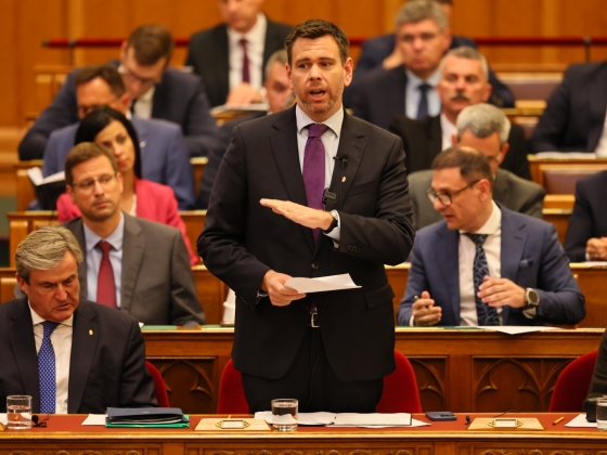 Vitézy Dávid visszaszólt Orbán Viktornak, és emlékeztette rá, ki hagyta „lerohadni” a MÁV-ot
