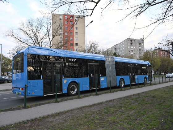 Beszakadt az úttest a XV. kerületben, az aszfalt elnyelt egy buszt, a mentőket is riasztották