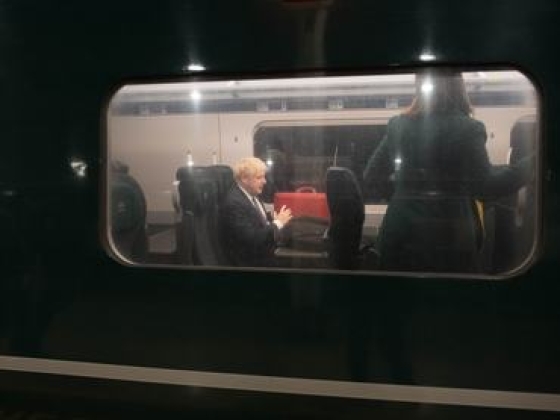 Az oroszok elismerték: Putyin „véletlenül” arra bombázott, ahol a volt CIA-igazgató és Boris Johnson vonatozott