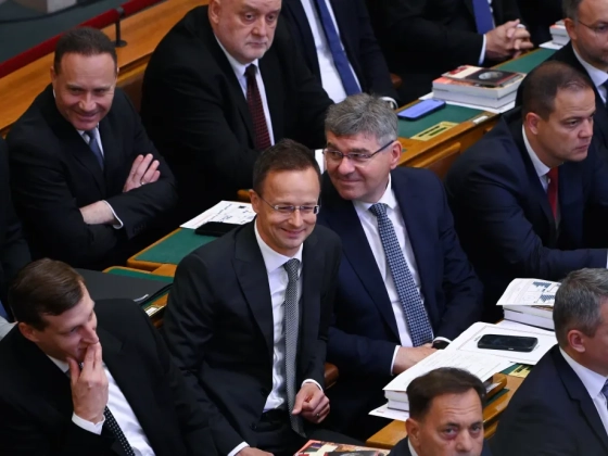 A nemzetbiztonsági bizottság meghallgatná Szijjártó Pétert, de nem tudják, hol érik el