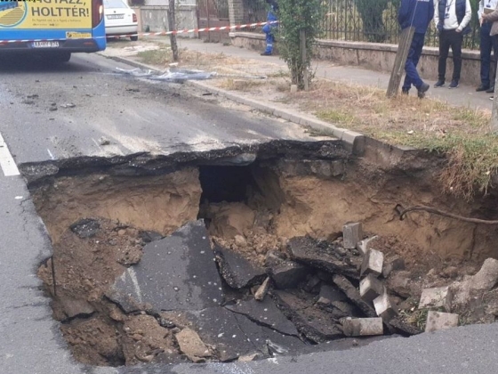 Beszakadt az úttest Budapesten egy utasokkal teli autóbusz alatt