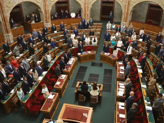 Magyar Péternél megint elszakadt a cérna, ezúttal Rétvári Bencéhez ment oda – élőben a parlamentből az Origón!