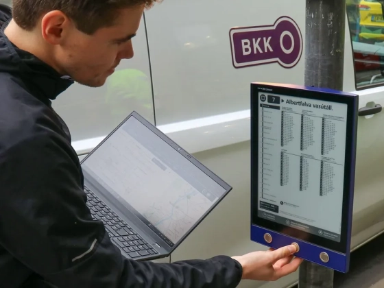Itt a BKK bejelentése, hamarosan érkeznek a digitális menetrendi táblák