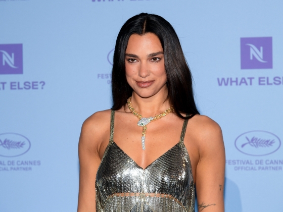 Miért perli Dua Lipa 15 millió dollárra a Samsungot? Ez áll a háttérben