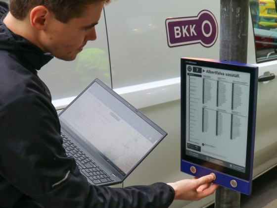 BKK: Papír helyett digitális menetrendtáblákat raknak ki a megállókba