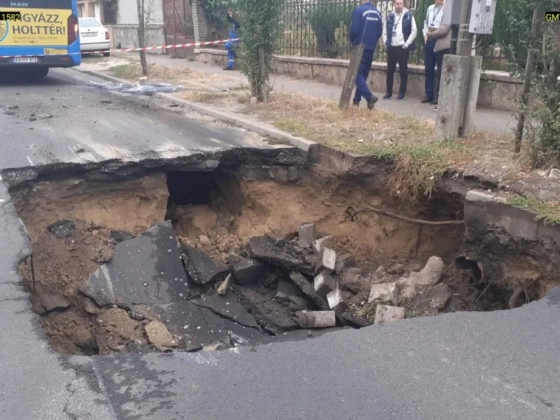 Beszakadt az úttest egy busz alatt, négy gyerek is megsérült a XV. kerületben