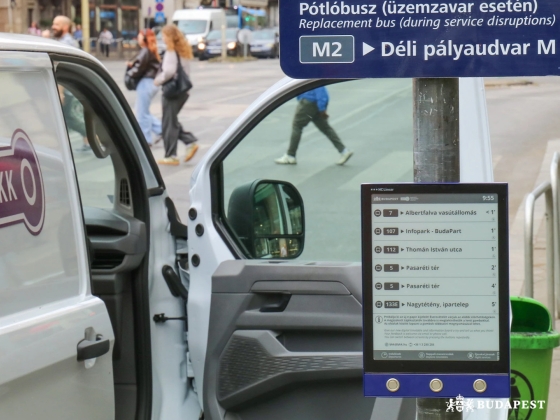 Okoseszközök lepik el a megállókat – Komoly újítást tesztel a BKK