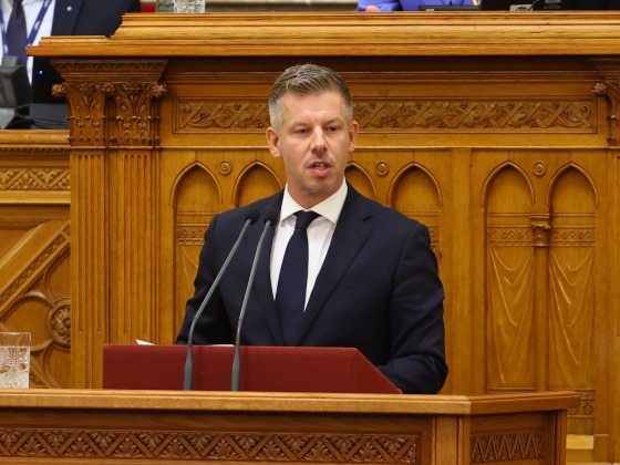 Kemény szócsata a parlamentben: Magyar Péter felszólalásával kezdődik az ülés – kövesse élőben a Blikken