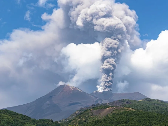Újra kitört az Etna, vörös riasztást adtak ki: lezárták a szicíliai reptér egy részét