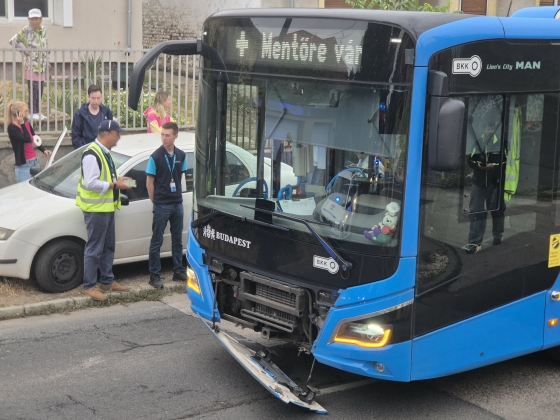 Beszakadt az úttest, megdöbbentő fotókon a baleset a XV. kerületben
