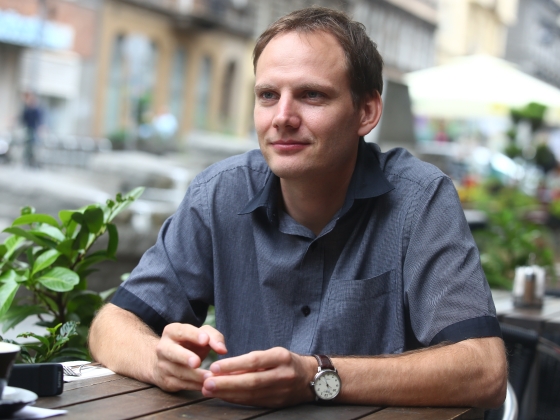 Megjelent Bödőcs Tibor új paródia-videója, de ez más lett, mint a többi: képzeletbeli csodaszert reklámoz