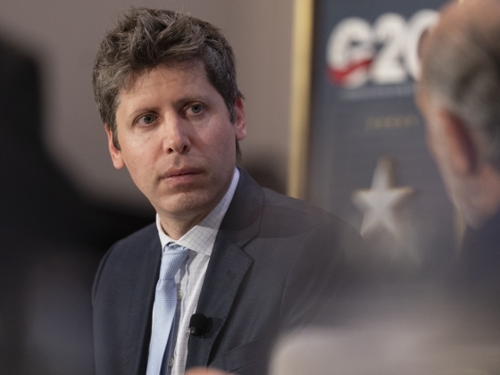 Sam Altman szerint is kicsúszhat az irányítás az emberiség kezéből, vészharangot kongatnak a techvezérek