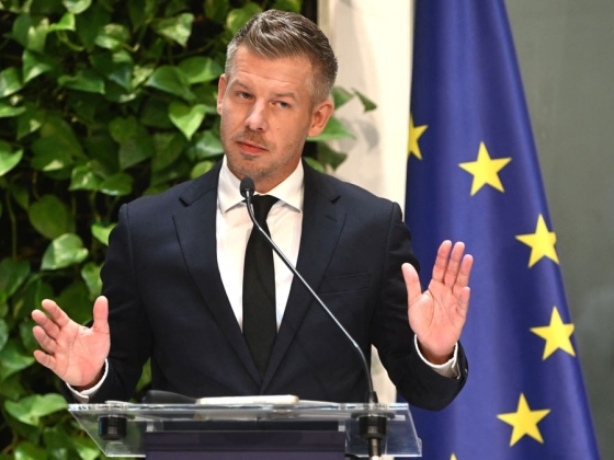 Olvadásnak indult a gyermekvédelmi dolgozóknak a kampányban beígért fizetésemelés – Magyar Péter beismerte: a magasabb minimálbérrel és adójóváírással jöhet össze a 20-25 százalék