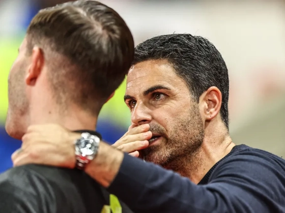 Az Arsenal edzője nekiment a játékvezetőnek, a bajnoki cím miatt aggódik