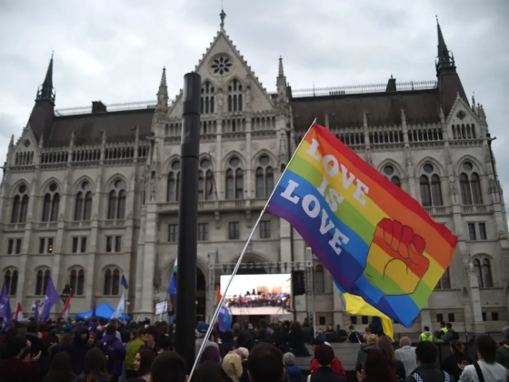 Kigyomlálja a homofób részeket a Fidesz gyerekvédelminek nevezett törvénycsomagjából a kormány új javaslata