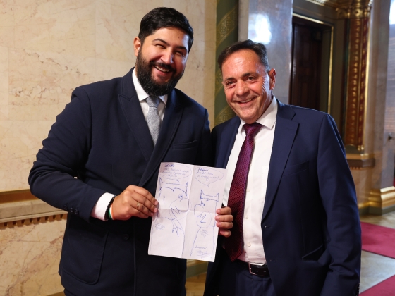 Frédi és Béni-rajzot kaptunk lencsevégre a fideszes képviselőnél a parlamentben, megtudtuk, mi az – a különös megoldás Magyar Péternek szól