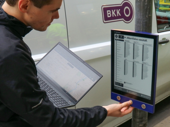 Forradalmi újítás a BKK-nál, digitális kijelzőkre cserélik a papírmenetrendeket
