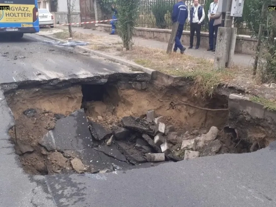 Hat ember, köztük négy gyermek került kórházba, amikor beszakadt az útpálya egy busz alatt Rákospalotán