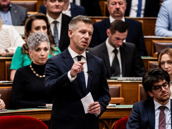 Elszabadultak az indulatok a Parlamentben: Magyar Péter a gyermekvédelemmel támadt, Rétváriék az üzemanyagárakkal