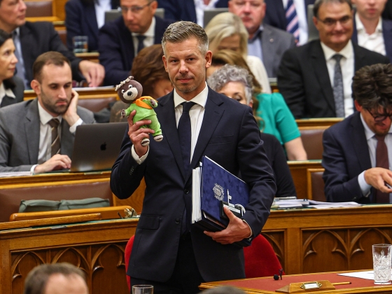 Magyar Péter szerint az eredeti TV Macit ellopták – videó