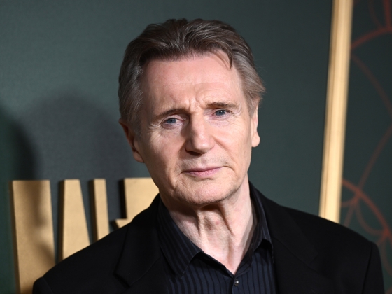 Liam Neeson 74 évesen párra talált? Ezzel a gyönyörű színésznővel jelent meg kézen fogva a vörös szőnyegen – videó