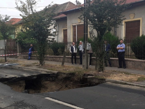 Vizsgálják, mi okozta a buszt is érintő rákospalotai útszakadást