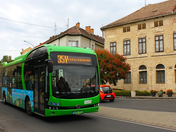 Eldurvult a helyzet Pécsen: kövekkel dobálják a buszokat, kiderült, kik állnak a megdöbbentő támadássorozat mögött