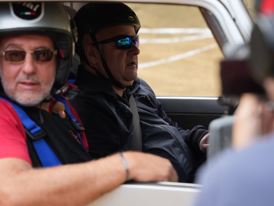 „Nem szeretnék kimaradni a jó élményekből” – Vak sofőrként ért el szenzációs rekordot az off-road pályán Karvai Sándor