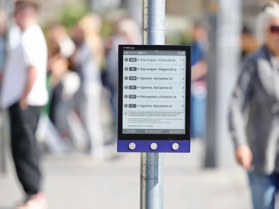 Olyan, mint egy óriási ebook-olvasó: digitális kijelzők jelentek meg budapesti buszmegállókban
