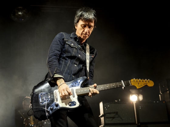 Jobb, mintha vitrinben állnának – Johnny Marr közel nyolcvan gitárját árverezik el Londonban