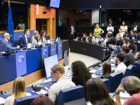 Muresan: Musk, Bezos és Zuckerberg cégeit is megadóztatjuk, mielőtt az európai polgárok forrásait csökkentenénk