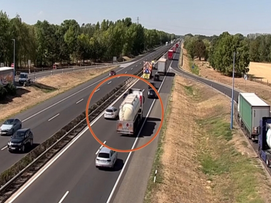 Kamionnak csapódott az autó az M1-es autópályán, egy speciális szerkezet előzte meg a tragédiát